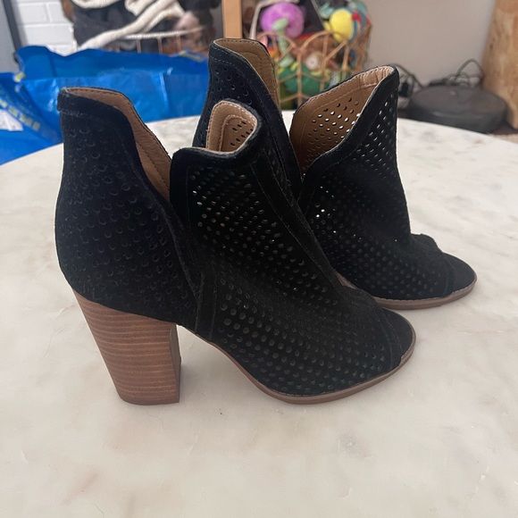 Black heeled booties - Picture 1 of 2